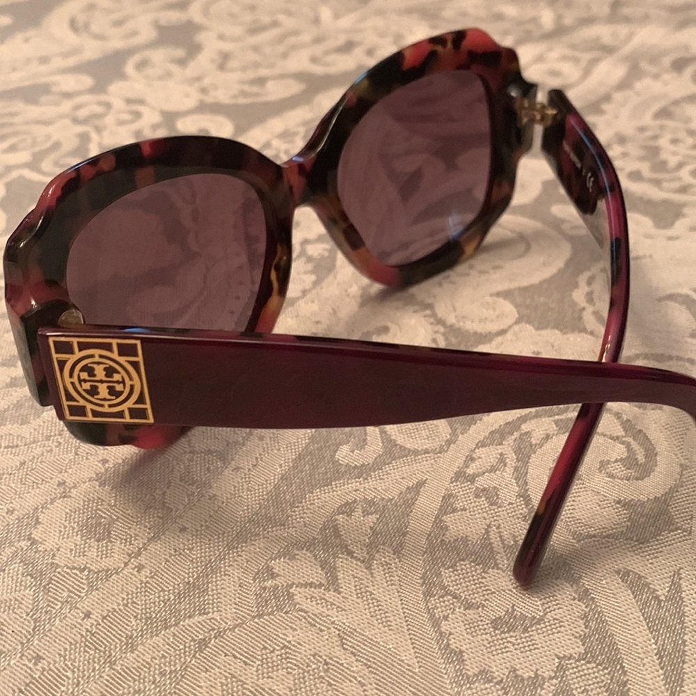 Tory Burch sunglasses, burgundy frame with 💐